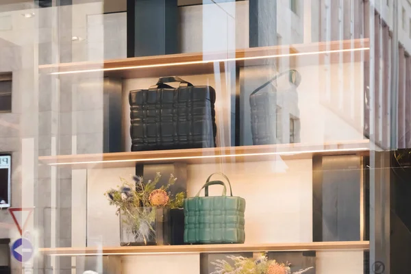 Mulheres bolsas de luxo em uma loja em Milão. Exposição de loja de moda. Aparência de loja de luxo. Janela de vitrine. Milão, Itália - 24 de setembro de 2020. . — Fotografia de Stock