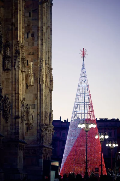 Vánoční stromek před milánskou katedrálou, náměstí Duomo v prosinci, noční pohled. Zdobený strom v centru Evropy. Milan, Itálie - prosinec, 25, 2019 — Stock fotografie