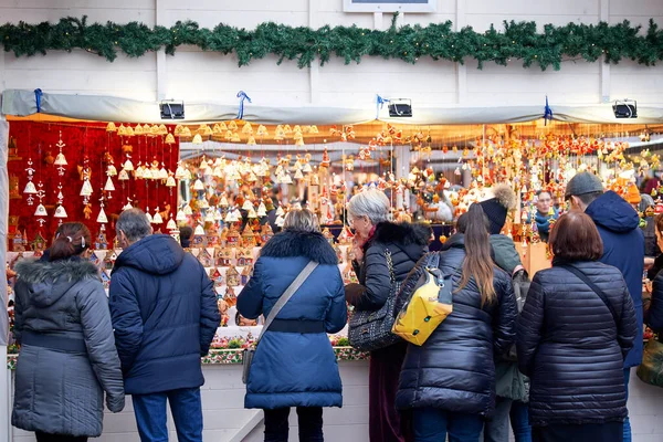 Lidé kupují domácí dárky na vánočním trhu. Francie - prosinec, 16 2019 — Stock fotografie