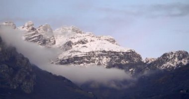 4K, dağların tepesinde yuvarlanan bulutların görüntülerini soldan sağa aktarıyor. Sisli İtalyan Alp Dağları 'nda sis. Yumuşak hareket eden bulutların zaman çizelgesi. Resegone Dağı