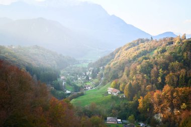 Arka planda Dolomitler olan Morterone köyü, dağın tepesinden manzara. İtalya 'nın Lombardiya bölgesindeki Valassina vadisi, İtalya, Avrupa.