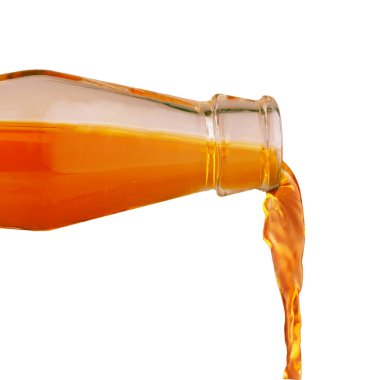 Şişeden soğuk aperol spreyi kokteyli dökerek, buzlu soğuk sıvıyı beyaza izole eder.