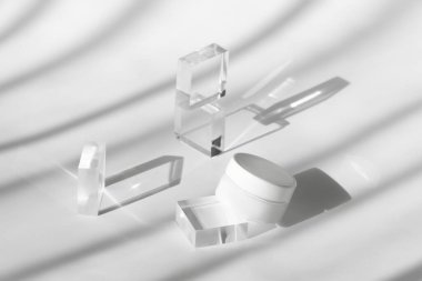 Losyon kutusu, yüz maskesi sunumu. Organik bilim konsepti, bilim temelli cilt bakımı. Beyaz krem kozmetik kavanoz akrilik geometrik kaide podyumu, nemlendirici ambalajlama