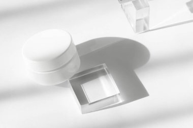 Akrilik geometrik kaide podyumunda beyaz krem kozmetik kavanoz modeli, nemlendirici ambalajlama. Losyon kutusu, yüz maskesi sunumu. Organik bilim konsepti, bilim temelli cilt bakımı