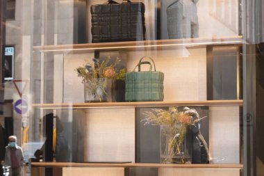 Milan 'da bir mağazada kadınların lüks el çantaları. Moda mağazası vitrini. Vitrin penceresi. Butik rafında şık kadın çantaları. Milan, İtalya - 24 Eylül 2020. .