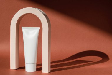 Cilt kremi kozmetik sanat deco kemer podyumu kaide tezgahı. Ürün sunumu, losyon ve nemlendirici için moda geometrik kemeri. Minimum şablon. Klasik sahne makyaj malzemeleri.