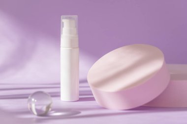 Minimum şablon, kozmetik marka ambalajlama. Güzellik cilt kozmetik modeli. Krem ürün sunumu, kozmetik markalaşma, losyon, peptit, kolajen, podyum kaidesi üzerindeki hyaluronik asit.