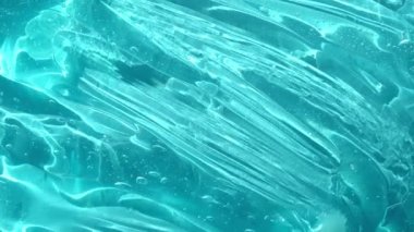 Şeffaf serum kozmetik jel dokusu fırçayla güneş ışığı gölgeleriyle lekeleniyor. Hyaluronik asit, güzellik reçeli yüzeyi. Sıvı cilt kozmetik arka planı