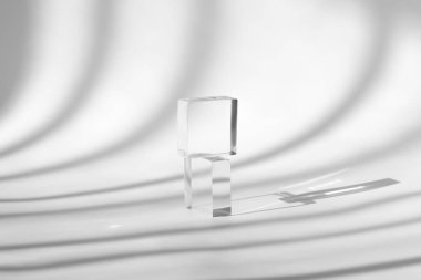 Minimum kozmetik arka plan. Yaya cam küp, blok platformu, kozmetik için şeffaf geometrik duruş