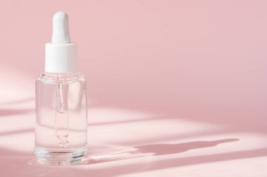 Kolajen ve peptid içeren serum arka planda gölgeli cilt bakımı