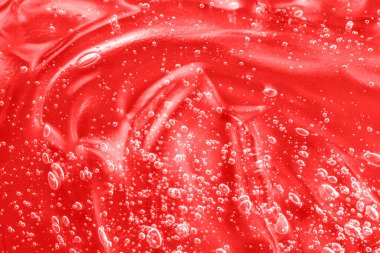 Serum sıvısı kozmetik, kolajen numuneli krem. Jöle temizleyici kozmetik ürünü. Kırmızı nemlendirici lekesi var. Baloncuklu jel dokusu. Retinol numuneli Hyaluronic asit toneri.