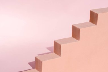 Geometrik biçimli ürün standı, merdiven ya da gölgeli merdiven