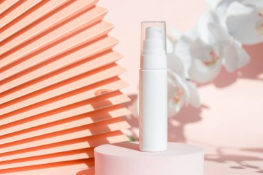 Kozmetik krem dağıtıcı sunumu podyum kaidesi ve Çin kağıt fanı pembe çiçek arkaplanı üzerine.