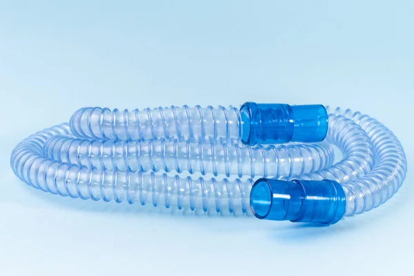 Tubulação para CPAP ou máquina BIPAP isolada em fundo azul. Equipamento médico — Fotografia de Stock