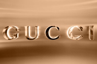 Gucci butik dış tabela, İtalyan lüks moda ürünleri ve deri ürünleri markası. Milano 'nun moda bölgesi. Milan, İtalya - 15.12.2020