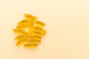Balık yağı destek kapsülleri omega-3 sarı yüzeyde izole edildi. Sağlık hizmeti kavramı