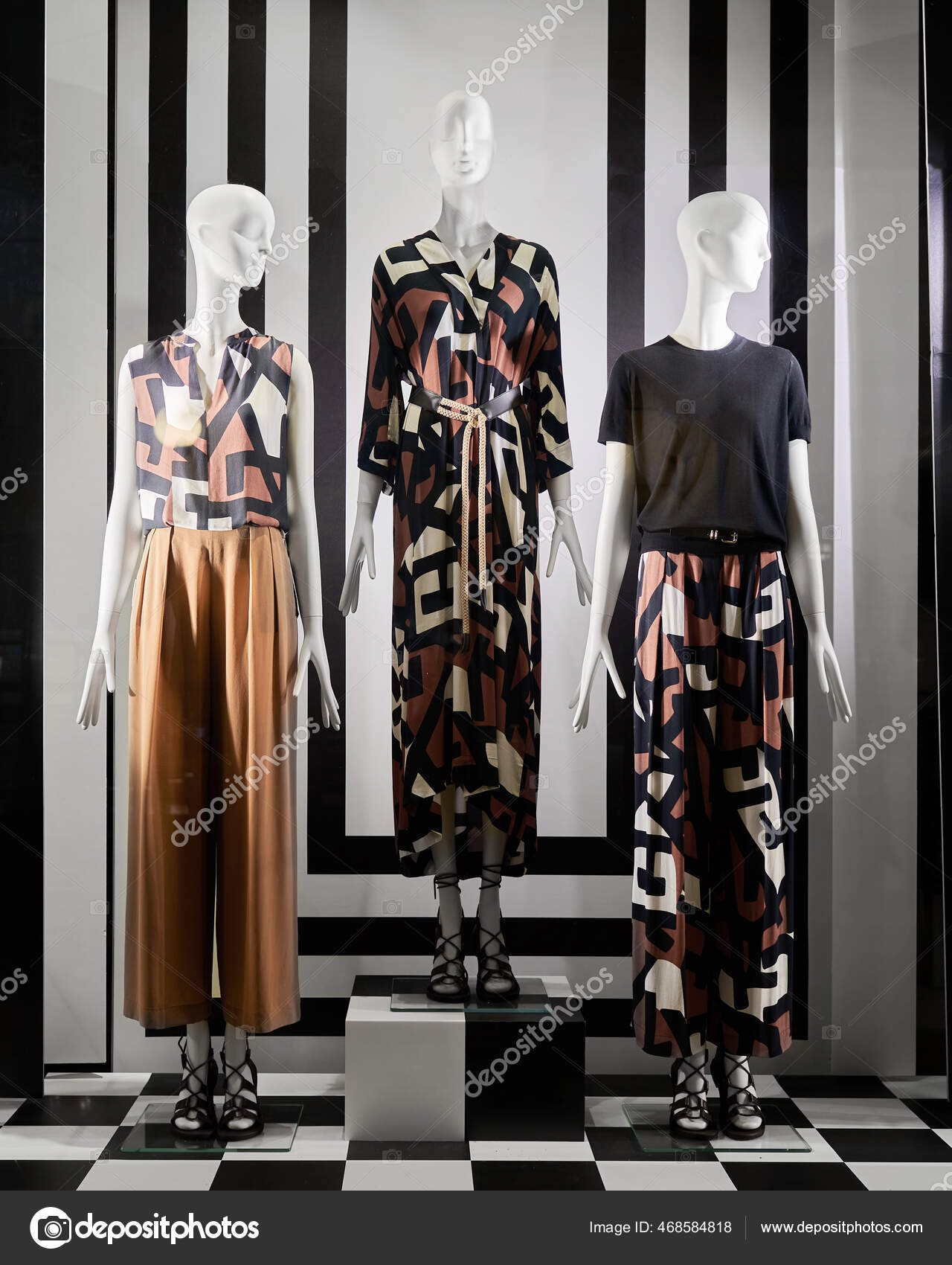 Manequim de vitrine em vitrine mostrando roupas femininas, loja