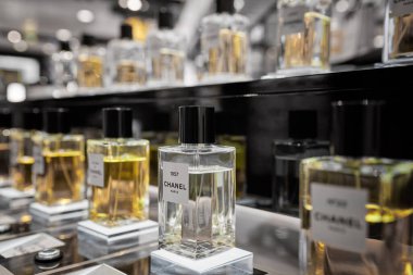 Kadın parfümü Chanel No. Markette 22 şişe yakın çekim. Fransız Chanel parfüm koleksiyonuna bakış açısı. Milan, İtalya - 15 Aralık 2020.