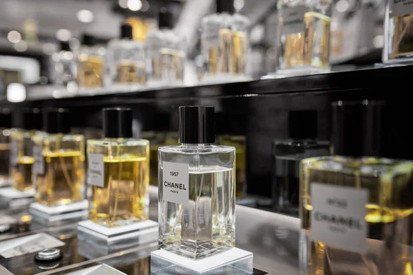 Profumo femminile Chanel No. 22 bottiglia primo piano in vetrina negozio. Vista prospettiva della collezione di profumi Chanel francese. Milano, 15 dicembre 2020. — Foto Stock
