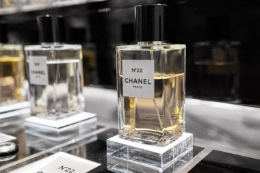 Kadın parfümü Chanel No. Markette 22 şişe yakın çekim. Fransız Chanel parfüm koleksiyonuna bakış açısı. Milan, İtalya - 15 Aralık 2020.