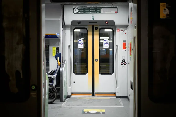 Двери вагона на железнодорожном вокзале Милана, интерьер электропоезда с открытой раздвижной механической дверью. Милан, Италия - 15 декабря 2020 года — стоковое фото