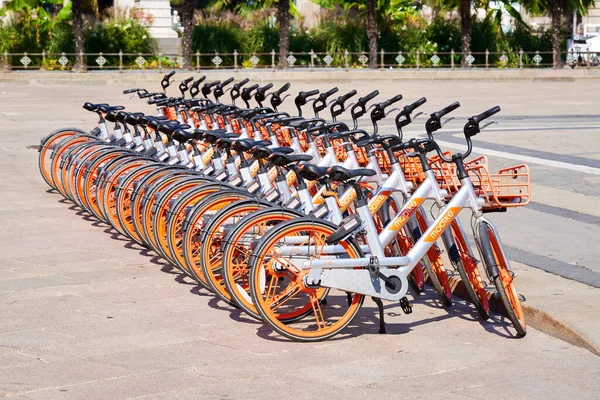 Serviço de aluguer de bicicletas Mobike stand em fila de estacionamento na praça Duomo. Transporte público de rua. Milão, Itália - 20 de julho de 2020 — Fotografia de Stock