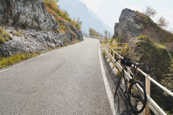 Fahrrad auf der Bergstraße, Mountainbike in der alpenländischen Herbstlandschaft. Extremsport und Bikekonzept, im Freien — Stockfoto
