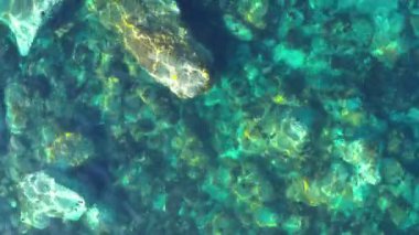 Ligurian deniz kıyısının geniş hava görüntüleri, şeffaf sığ turkuaz su. İHA 'dan hava görüntüsü. Ligurian kıyıları, Savona ili, İtalya