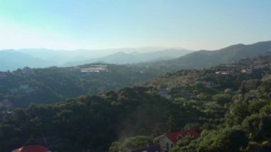 Garbasso 'daki hava manzarası, Celle Ligure komünü, Savona bölgesi, bölge Liguria bölgesi. Yeşil tepeli Ligurian kıyıları. 4k görüntü