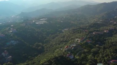 Garbasso 'daki hava manzarası, Celle Ligure komünü, Savona bölgesi, bölge Liguria bölgesi. Yeşil tepeli Ligurian kıyıları. 4k drone görüntüsü