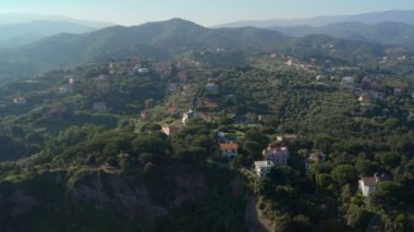 Garbasso 'daki hava manzarası, Celle Ligure komünü, Savona bölgesi, bölge Liguria bölgesi. Yeşil tepeli Ligurian kıyıları. 4k drone görüntüsü