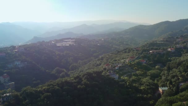 Letecký pohled na krajinu v Garbasso, Celle Ligure, provincie Savona, region Ligurie. Ligurské pobřeží. Záznam Drone 4k — Stock video