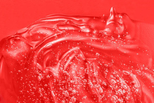 Un campione di toner all'acido ialuronico. Campione di crema trasparente sbavatura con collagene e vitamina. Siero liquido cosmetici, gelatina prodotto cosmetico. Crema idratante rossa spalmare. Texture gel con bolle. Primo piano — Foto Stock