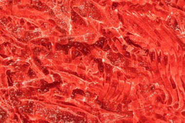 Jöle temizleyici kozmetik ürünü. Kırmızı nemlendirici lekesi var. Baloncuklu jel dokusu. Serum sıvısı kozmetik, kolajen numuneli krem. Retinol numuneli Hyaluronic asit toneri.