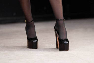 Paris, Fransa - 24 Ocak 2024: Zarif Valentino Garavani topuklu ayakkabılar, moda ve tarz kavramı. Moda kıyafetleri, sokak tarzı..