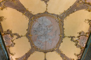 Milan, İtalya - 11 Nisan 2025: Palazzo Litta 'da altın kaplama çerçeveli Barok ve Rococo tavan freski, tarihi bina.