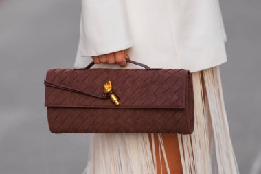 Paris, Fransa - 4 Ekim 2025: Kadın kahverengi el çantası takıyor Bottega Veneta Anthe. Sokak tarzı aksesuarlar, şık şehir görünüşü..