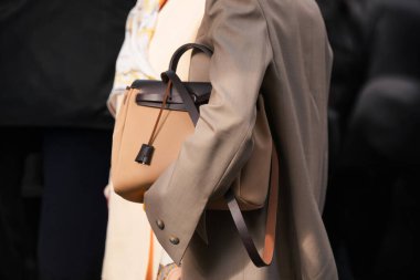 Paris, Fransa - 4 Ekim 2025: Kadın Hermes 'in omuz çantasını giyiyor. Moda kıyafeti çanta ayrıntıları, sokak tarzı aksesuarlar..