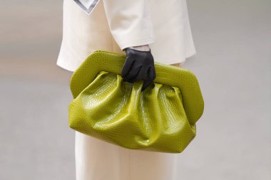 Paris, Fransa - 4 Ekim 2025: Kadınlar Themoire yeşil timsah derisi çanta takarlar. Moda aksesuar sokak tarzı kıyafet..