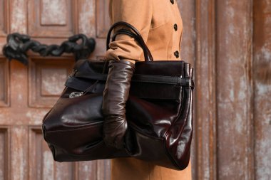 Paris, Fransa - 4 Ekim 2025: Kadın büyük deri Zara çanta giyiyor. Sokak tarzı moda kıyafetleri ayrıntıları.