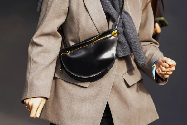 Paris, Fransa - 4 Ekim 2025: Kadınlar siyah Hermes Petite Course marka altın düğmeli omuz çantası giyer, modern moda tarzı sokak tarzı