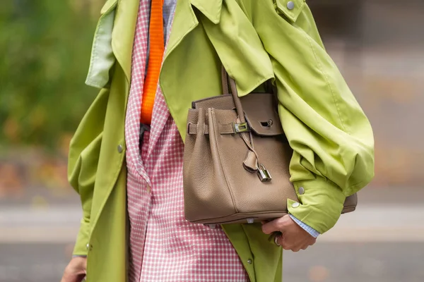 Paris, Fransa - 4 Ekim 2025: Kadın bej rengi Hermes Birkin marka çanta, sokak tarzı moda aksesuarı, şık sonbahar şehri görünüşü