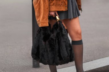 Paris, Fransa - 6 Ekim 2025: Kadın Zara siyah çanta giyiyor. Moda kıyafet çantası detayı, sokak tarzı aksesuar.