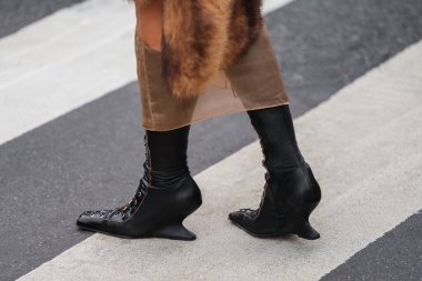 Paris, Fransa - 6 Ekim 2025: Kadınlar Shana siyah dantelli eşsiz topuklu avantgarde botlar giyerler. Moda kıyafetleri ayakkabılar, sokak tarzı aksesuar.