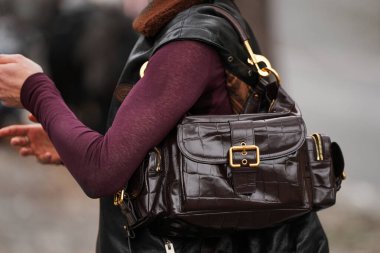 Paris, Fransa - 6 Ekim 2025: kadın Chloe kahverengi omuz çantası giyiyor. Moda kıyafet çantası detayı, sokak tarzı aksesuar.