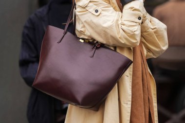 Paris, Fransa - 6 Ekim 2025: Kadınlar Mango omuz çantası giyer. Moda kıyafet çantası detayı, sokak tarzı aksesuar.