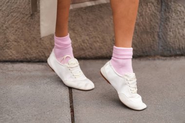 Paris, Fransa - 6 Ekim 2025: Beyaz Vivaia Cristina spor ayakkabıları pembe çoraplarla eşleştirildi. Moda kıyafetleri ayakkabılar, sokak tarzı aksesuar.