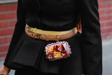 Milan, İtalya - 24 Eylül 2025: Kadınlar Fendi nano baget çanta giyer. Moda kıyafeti çanta ayrıntıları, sokak tarzı aksesuar.