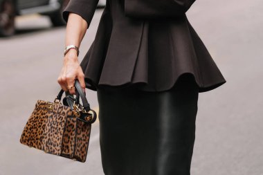 Milan, İtalya - 24 Eylül 2025: Kadınlar üzerinde hayvan baskısı olan beyaz Fendi ISeeU çanta giyerler. Moda kıyafeti çanta ayrıntıları, sokak tarzı aksesuar.