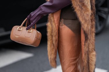 Paris, Fransa - 6 Ekim 2025: Kadın Lancel kahverengi omuz çantası giyiyor. Moda kıyafet çantası detayı, sokak tarzı aksesuar.